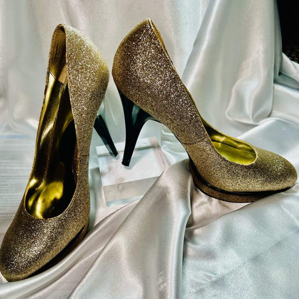 Boutique 9 Sparkling Gold Glitter Platform Pumps. Size 9.5. Kept in Storage.